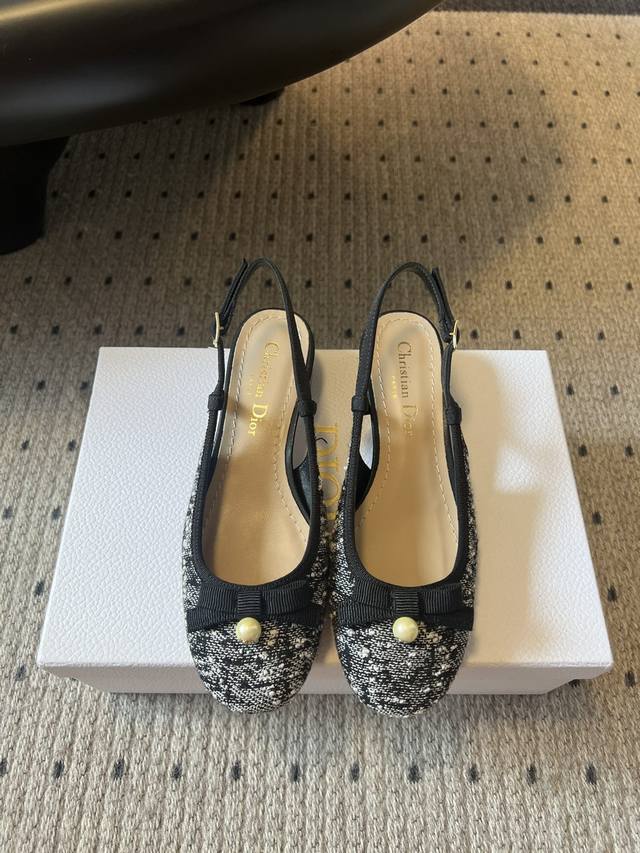Premium Edition Dior 25Ss Cd Bow Pearl Low-Heel Sandals. The new Dior is stunnin