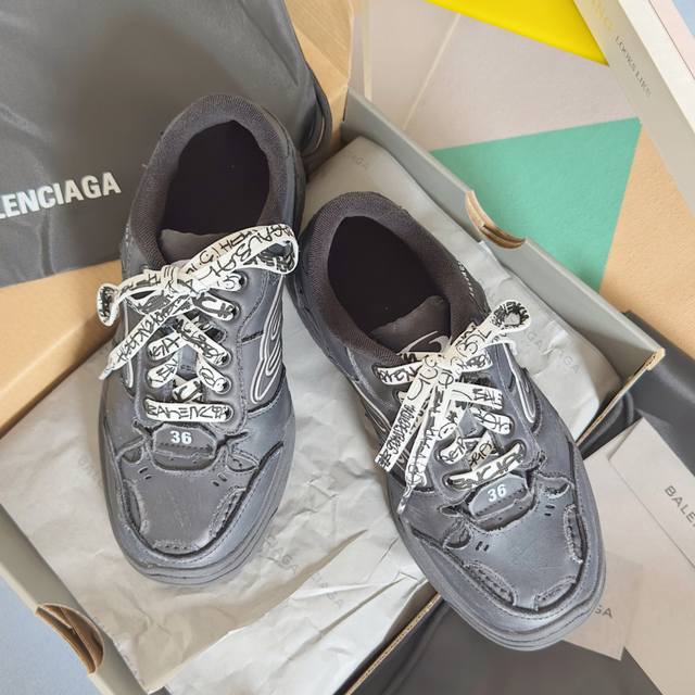 Top version: Women's and Men's 360 Balenciaga's latest Hamptons series couple's