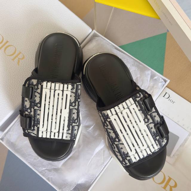 Top version: Women's Dior Dior's latest D-Wander series thick-soled Velcro sanda