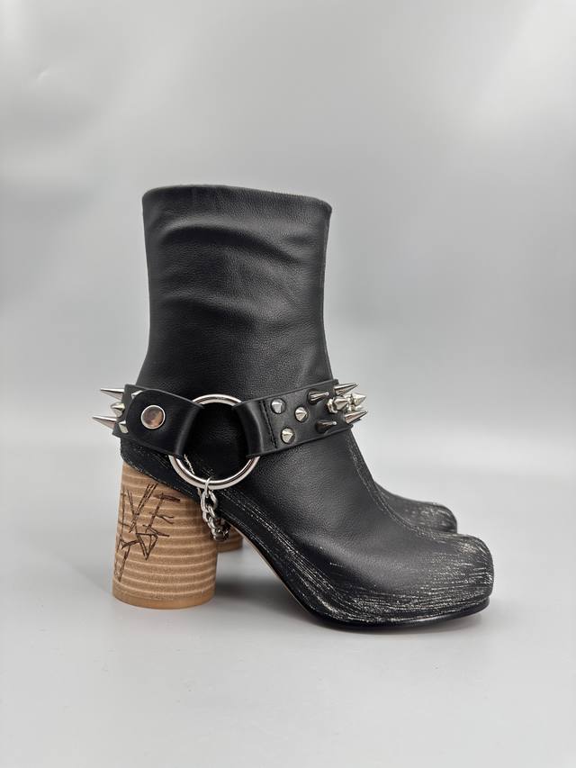 Maisonmargiela Mm6 Margiela punk-style rivet high-heeled split-toe boots. Purcha