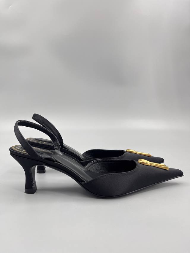 Supreme Edition. Forgotten designer Elsa Schiaparelli, Chanel's lifelong rival,