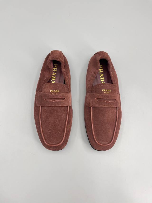 Prada 26 early spring runway shoes are worn by bloggers. This new season's distr