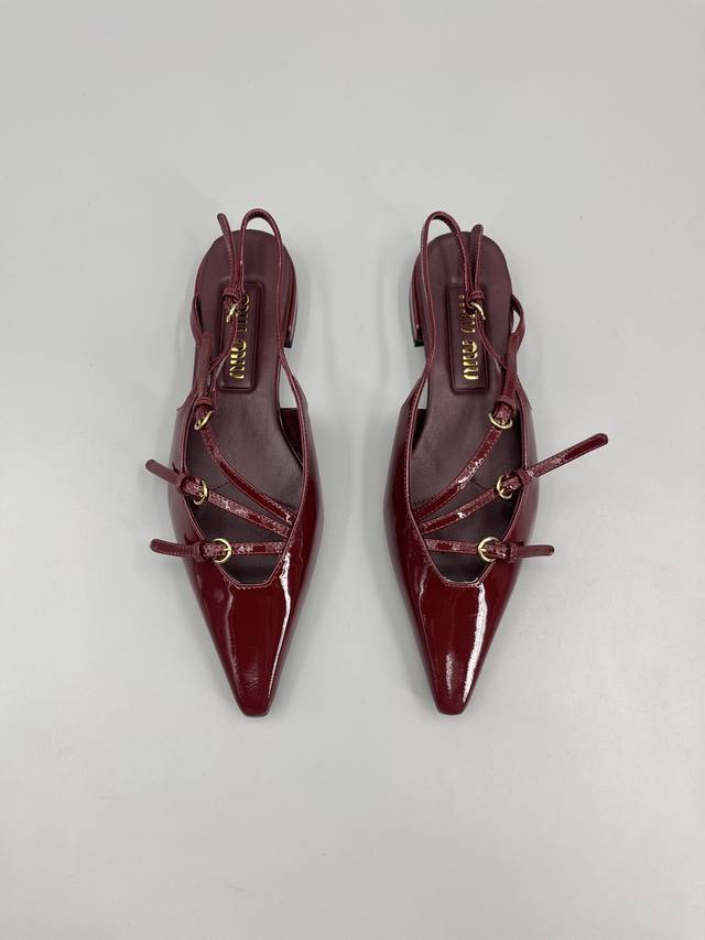 Miu Miu flat sandals* 25. A hot early fall style, the same style worn by Zhang Y