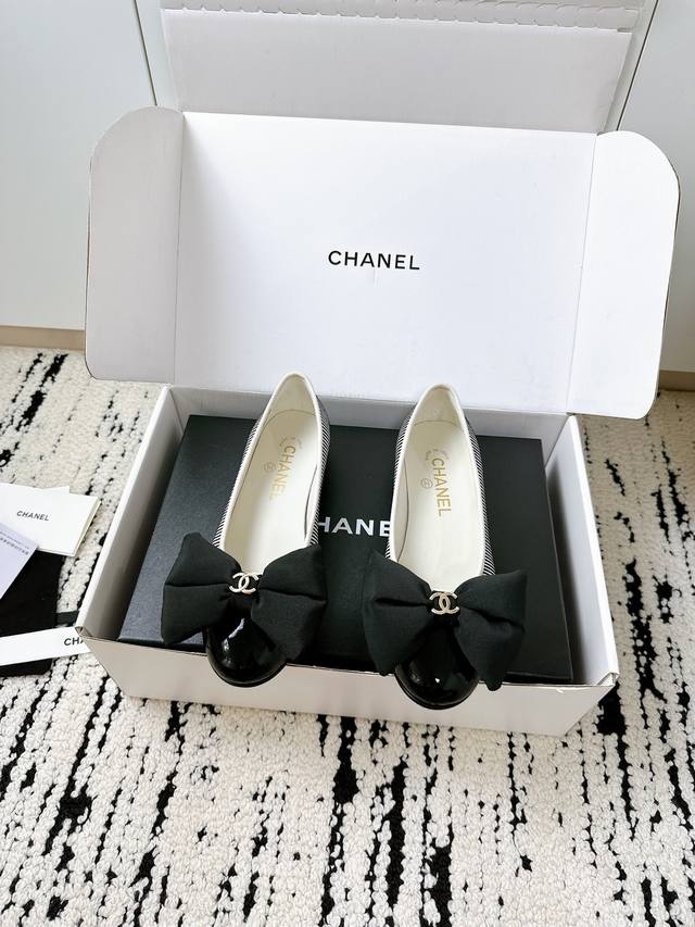 Authentic Chanel 25 A summer new style shoes. This is a must-have classic every