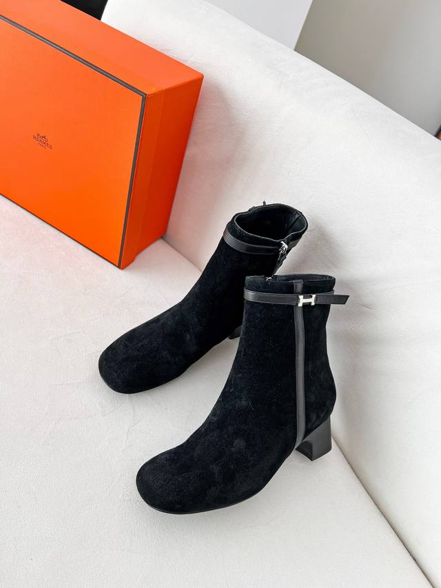 Hermes. Classic new fabric: top-grain cowhide, lining: sheepskin. Super classic