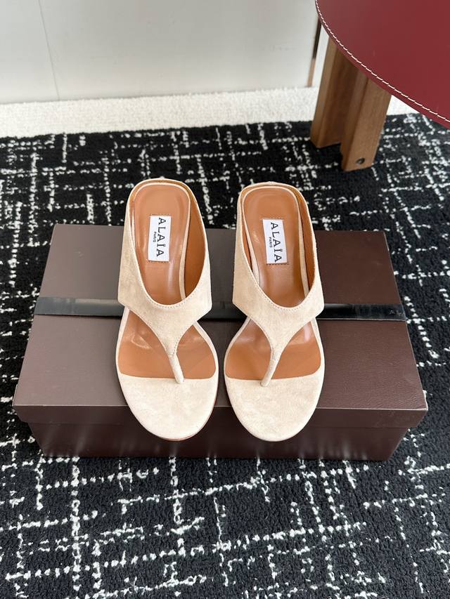Alaia 25Ss Spring/Summer new arrival. Simple wedge-heel flip-flops with a shaped