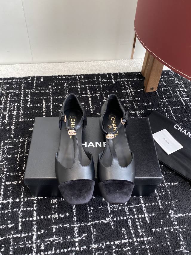 Shopping-grade Chanel 25Ss Spring/Summer runway-inspired hollow sandals are inst