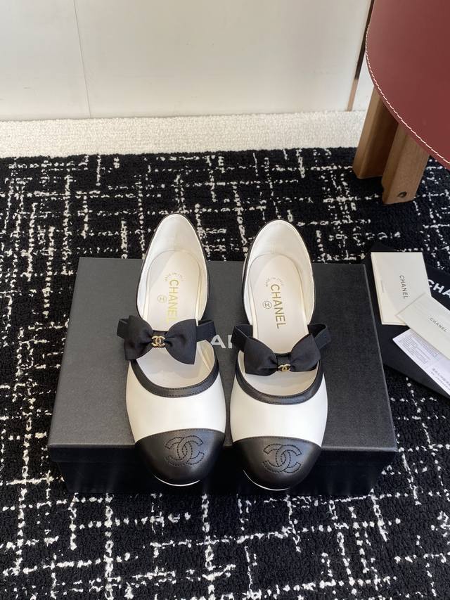 Shopping-grade Chanel 25Ss Spring/Summer runway-inspired hollow sandals are inst