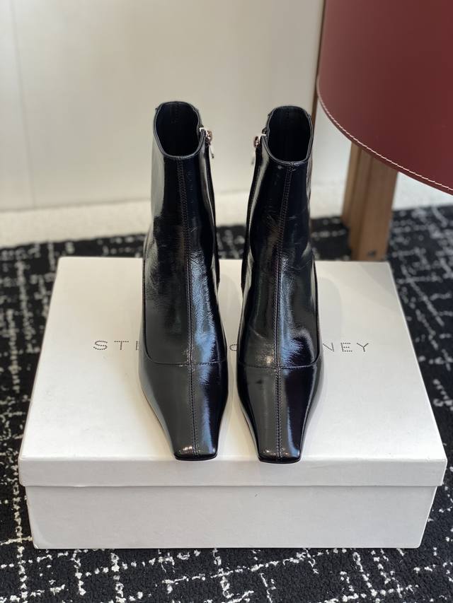 Shopping-level Stella McCartney. Stella McCartney is a luxury brand from the UK.