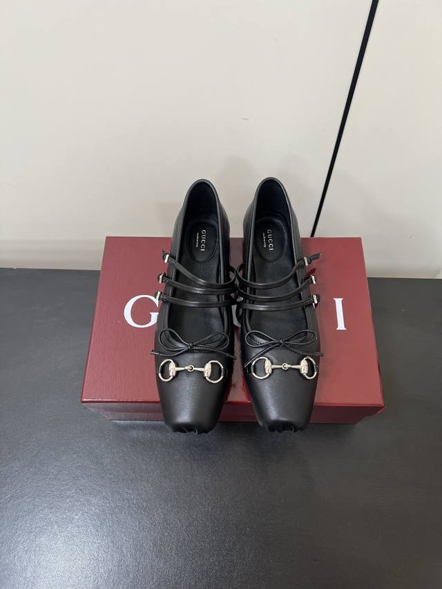 Gucci's Mary Jane shoes are here! Sabato's first hit is here! While Gucci's earl