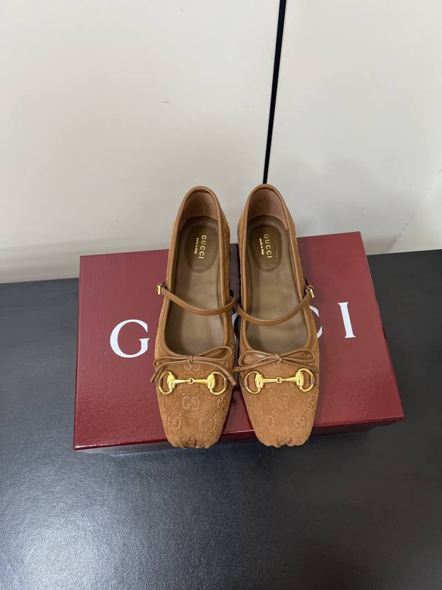 Gucci's Mary Jane shoes are here! Sabato's first hit is here! While Gucci's earl