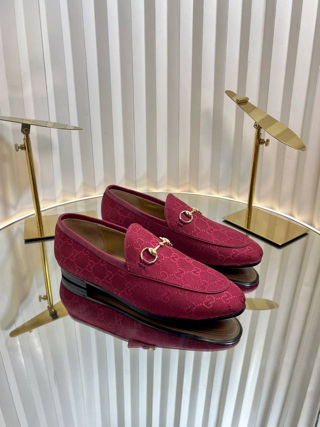 Gucci Jordaan women's loafer. A true icon of Gucci's design heritage, the Jordaa