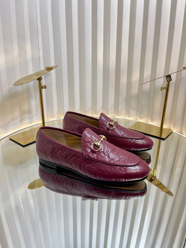 Gucci Jordaan women's loafer. A true ambassador of Gucci's design heritage, the