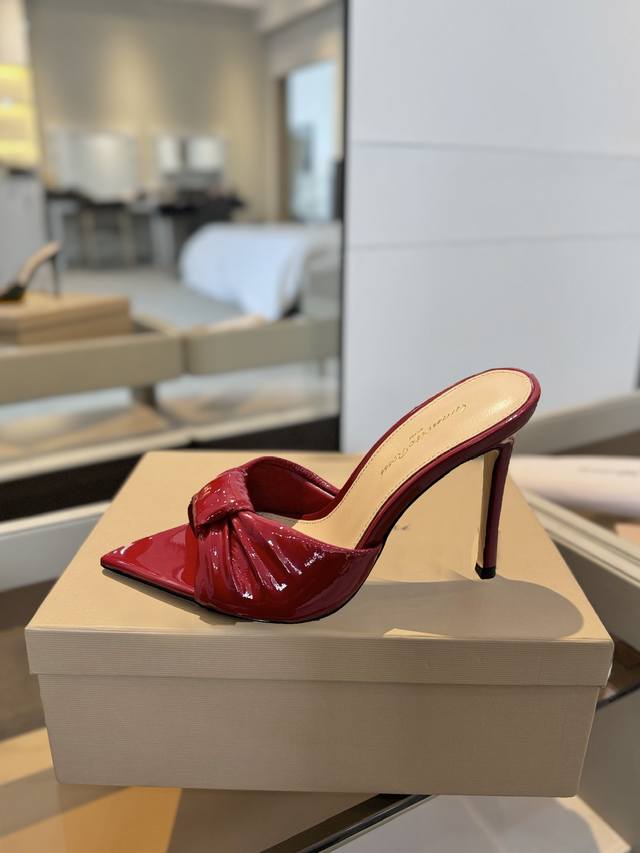Price P: Gianvito Rossi2025 This minimalist high-heeled slipper, Elle, Gianvito