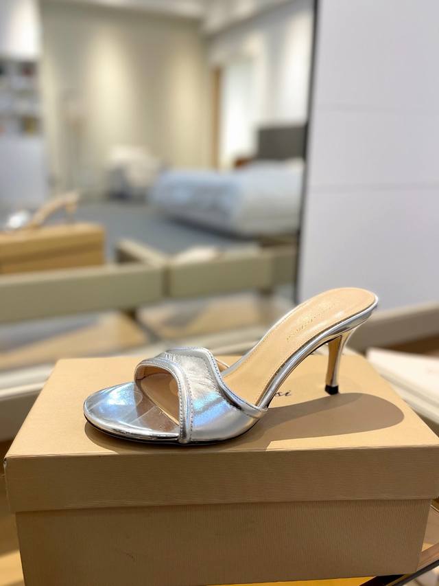 Price P: Gianvito Rossi Gianvito Rossi upholds its traditional Italian craftsman