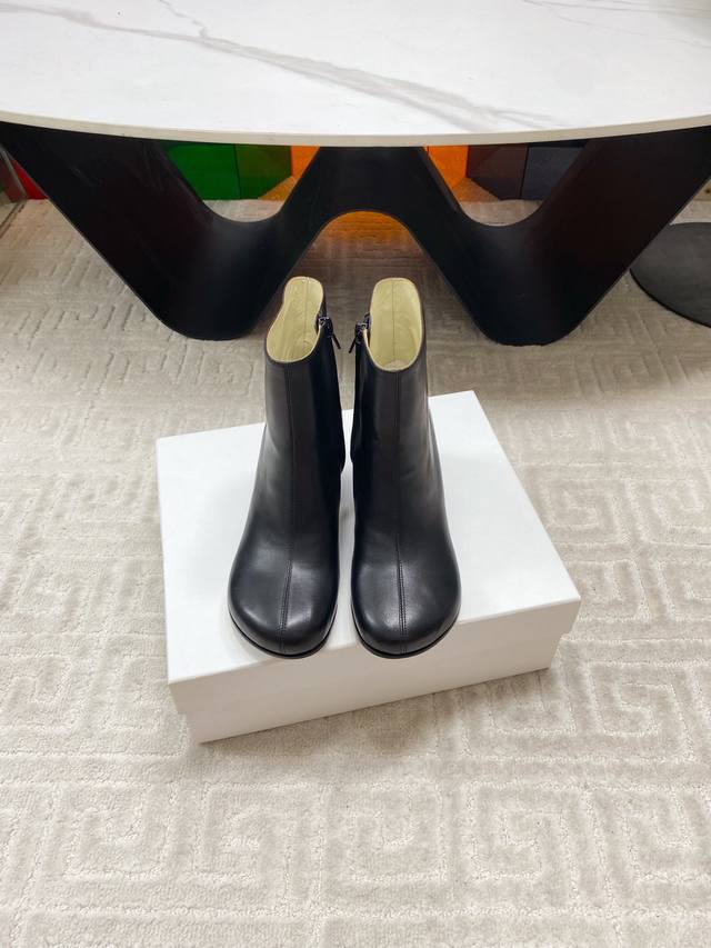 Factory Price: P Loewe 2025 Fall/Winter New High-Heeled Ankle Boots. These autum