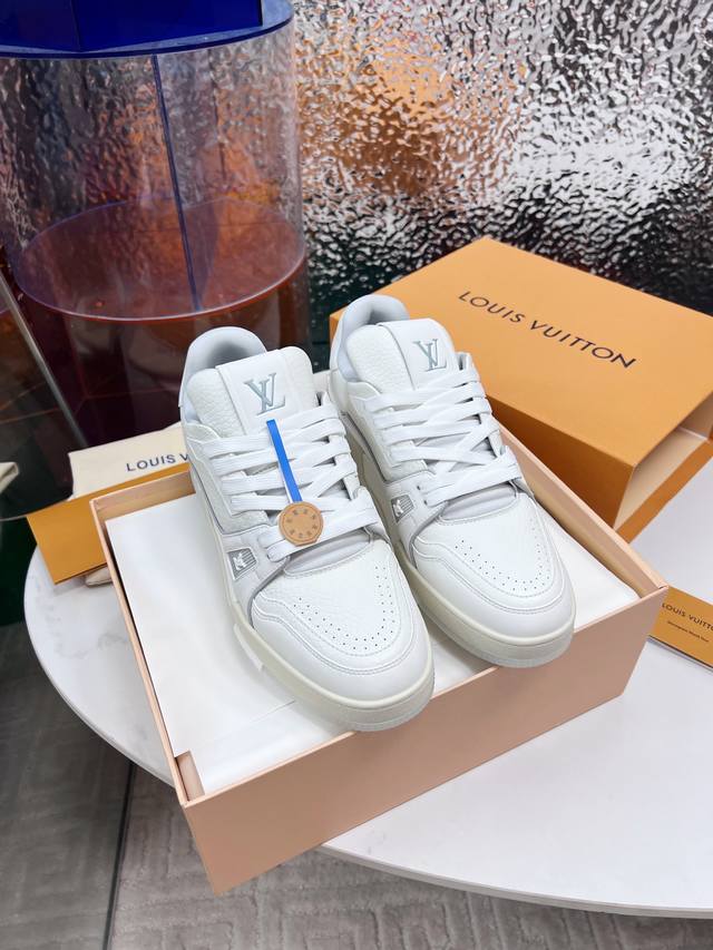 The top-of-the-line LV Trainer classic series launches new color couples' styles