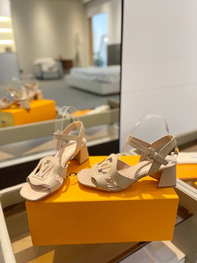 Price: Latest L-branded runway sandals, updated with the official website collec
