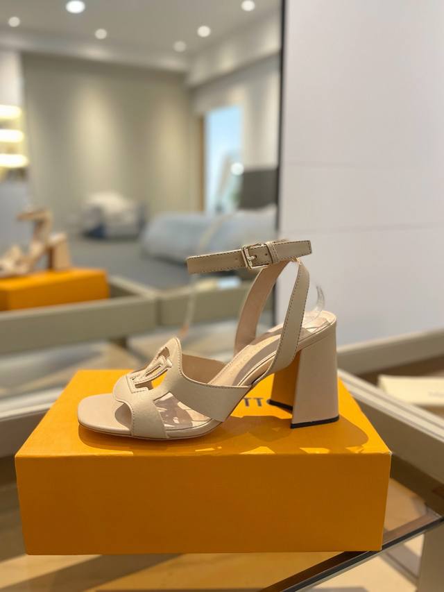 Price: Latest L-branded runway sandals, updated with the official website collec