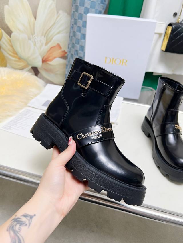 Dior 2025Ss new fall/winter British-style brogue thick-soled Martin boots with a