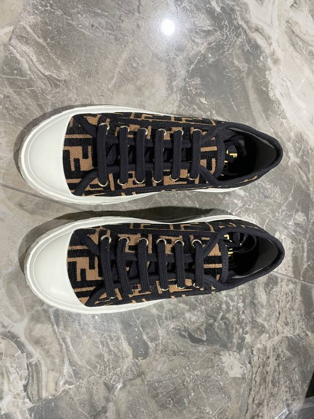 monogram, super beautiful and versatile. The inner lining is made of breathable