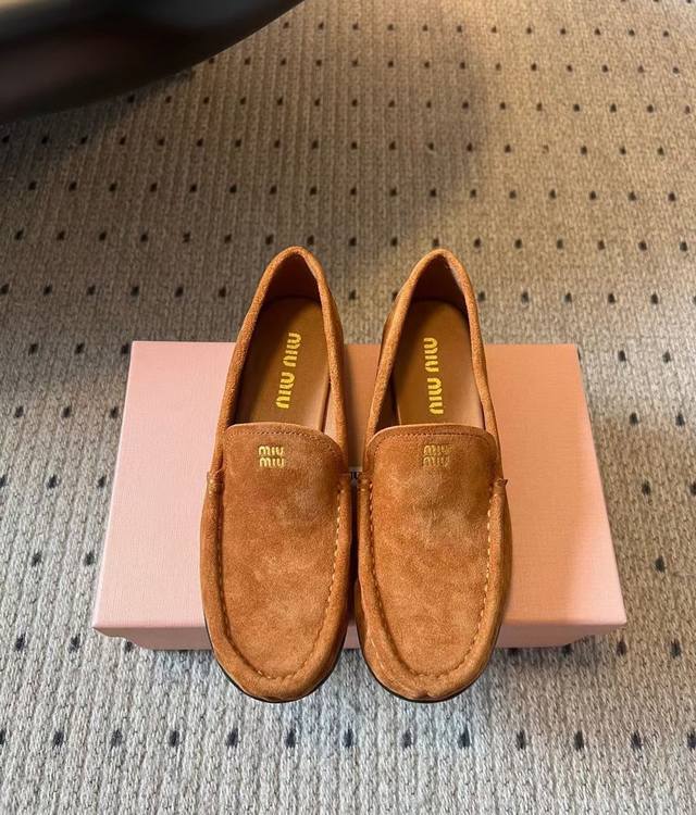 Top-quality Miu Mi* 25Ss new round-toe loafers. This brogue features simple line