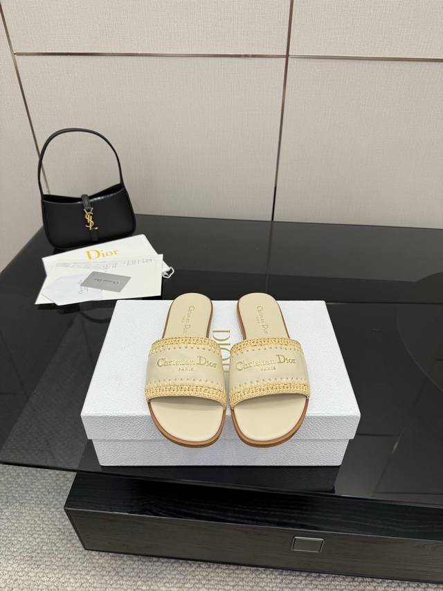 Dior Spring/Summer new women's flip-flops with a 3D hollowed-out Cd logo. Top-ti