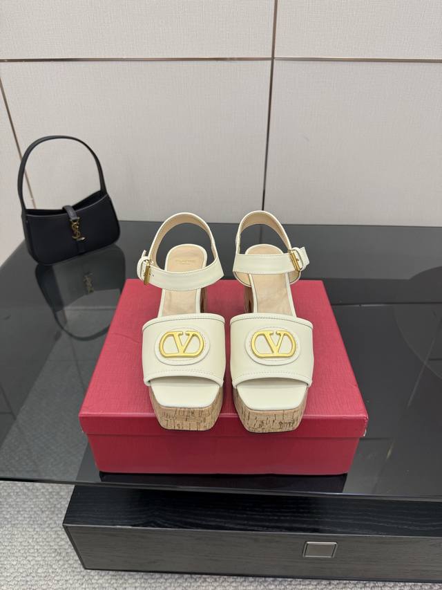 Valentino Paris Fashion Show launched the latest Valentino high heel waterproof