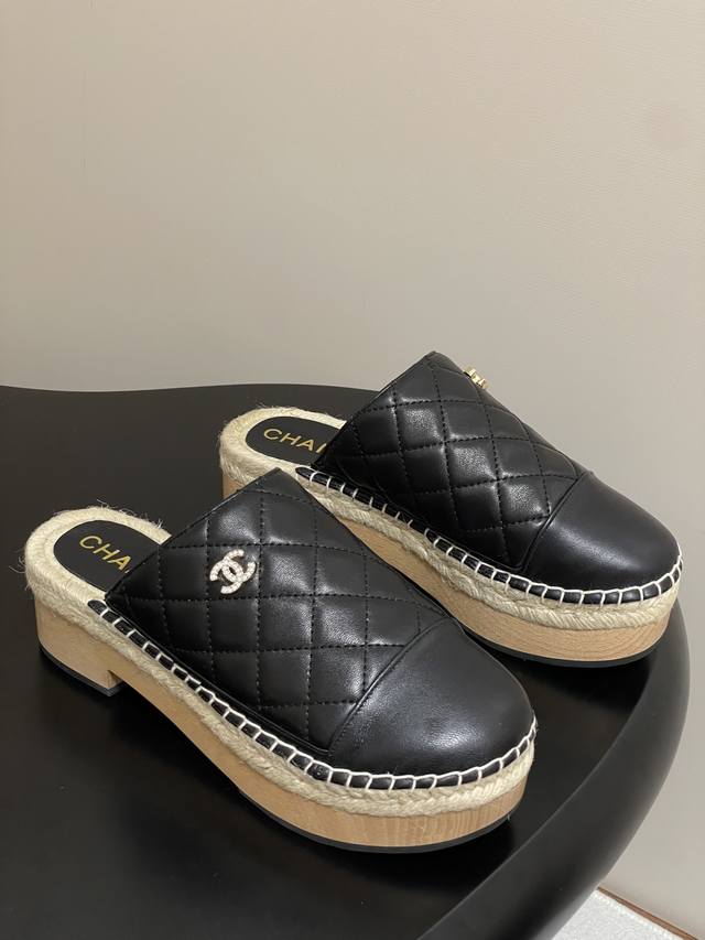 Chanel 25A classic Chanel diamond-patterned double C buckle half-slippers, close