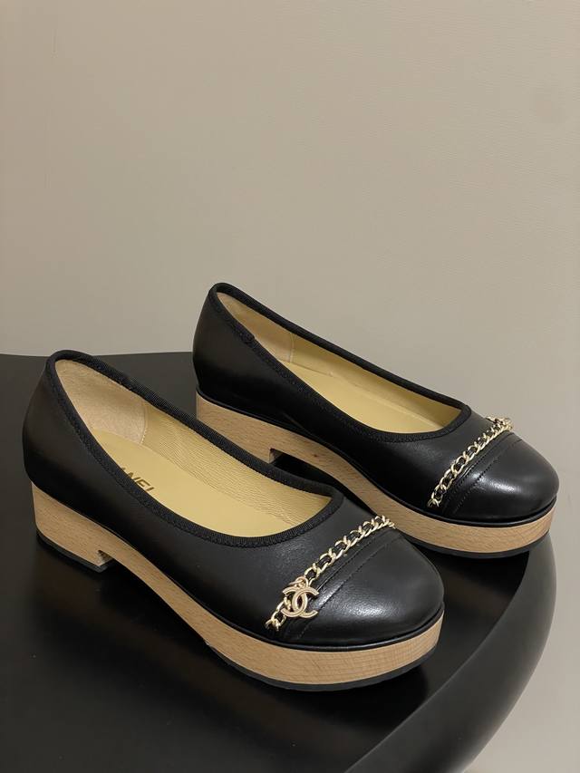 Chanel 25A classic chain double C buckle thick-soled single shoes with solid woo