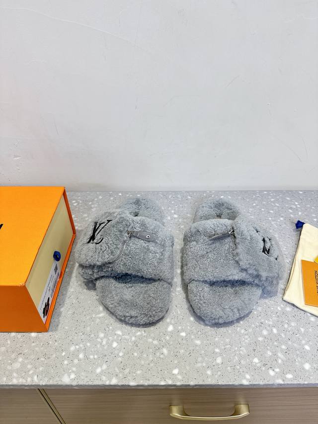 Louis Vuitton 25Ss new autumn and winter backpack buckle fur slippers. These sli