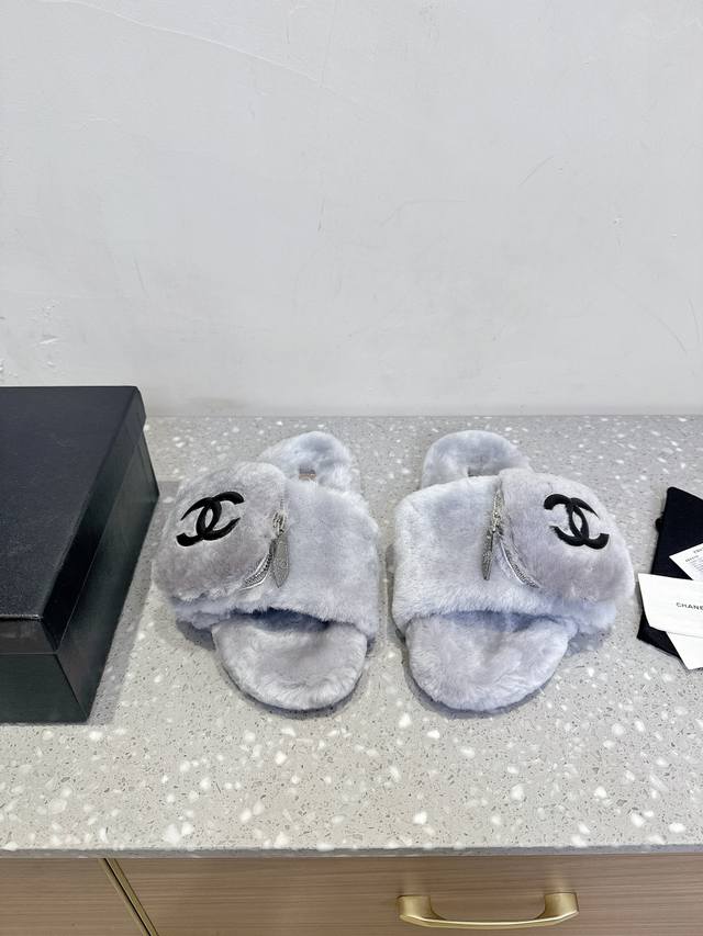 Chanel 25Ss autumn and winter new double C backpack buckle fur slippers. These f
