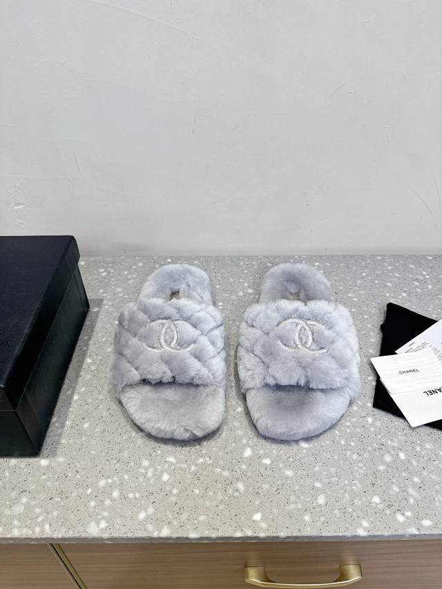 Chanel 25Ss autumn and winter new double C fur slippers. These fur slippers are