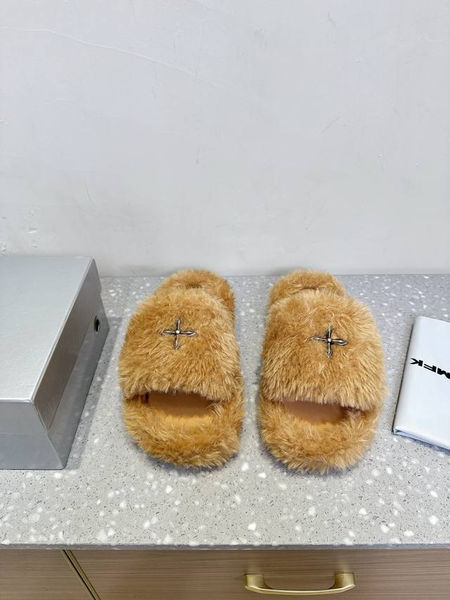 Smfk, a niche fashion brand, has released its new thick-soled flatbread slippers