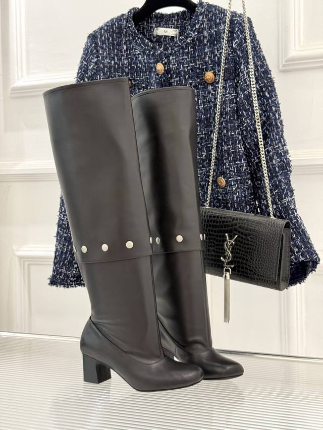 the ankles with a little sexiness. The button details hide ingenuity and can be