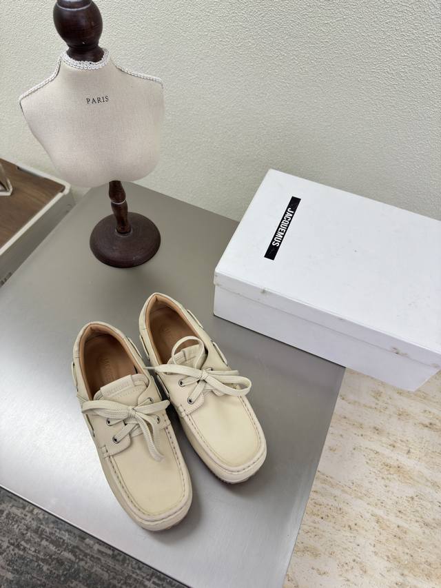 Jacquemus 25Ss loafers with a relaxed, comfortable feel. Made of off-white frost