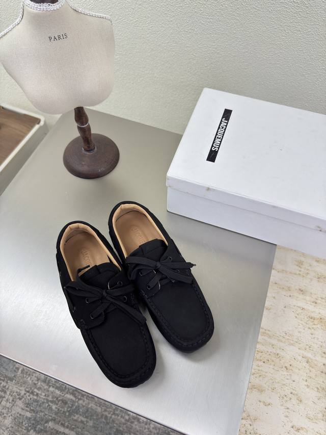 Jacquemus 25Ss loafers with a relaxed, comfortable feel. Made of black nubuck ca