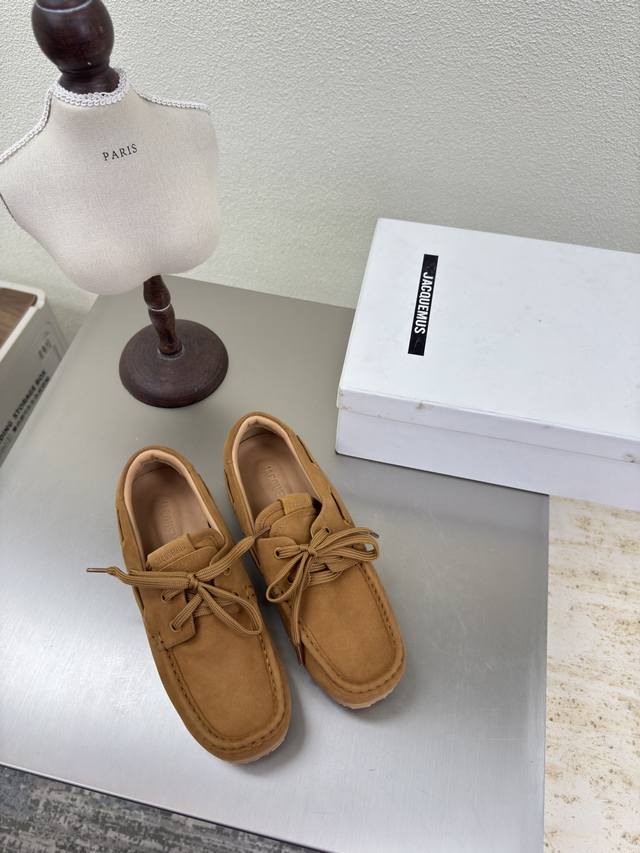 Jacquemus 25Ss loafers with a relaxed, comfortable feel. Made of brown nubuck ca
