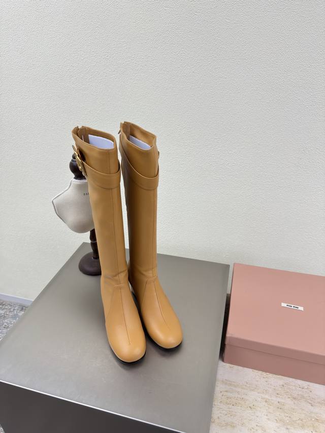 Miu'miu 25 Aw over-the-knee boots in lambskin, with a rounded toe and square hee