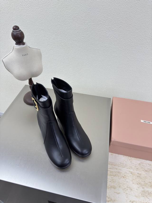 Miu'miu 25 Aw women's boots in lambskin, with a round toe and square heel and ha
