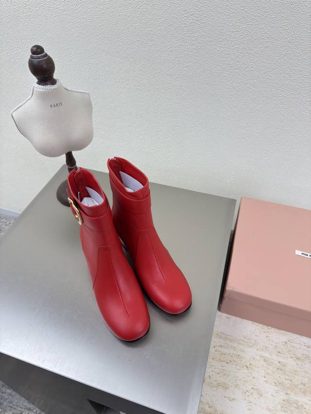 Miu'miu 25 Aw women's boots in lambskin, with a round toe and square heel and ha