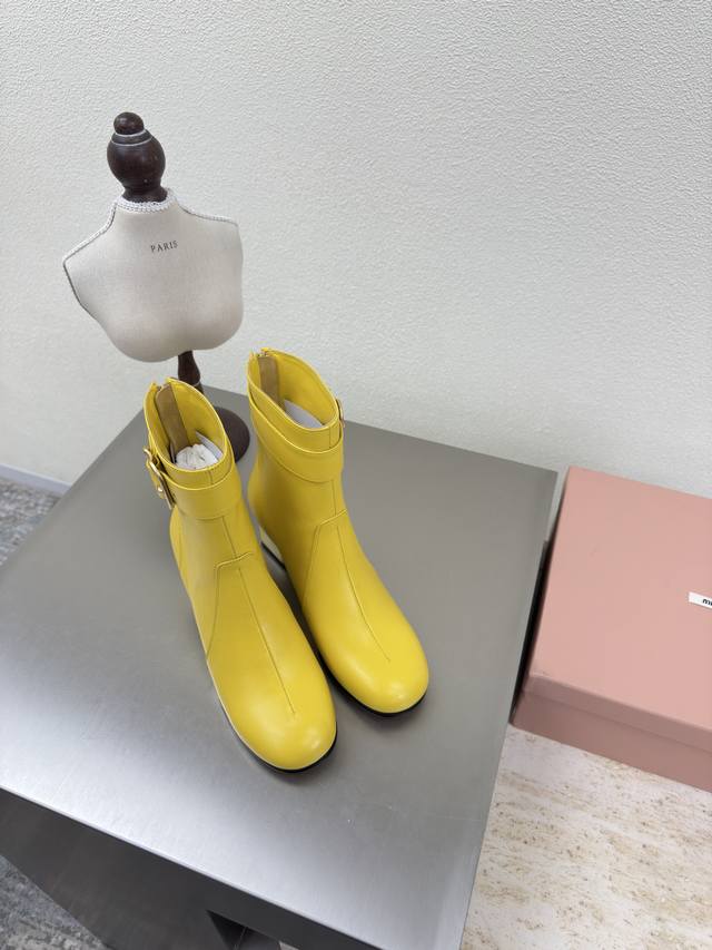 Miu'miu 25 Aw women's boots in lambskin, round toe, square heel, and hardware fa