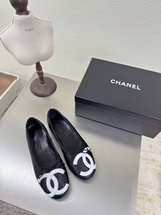 Large Logo 25Ss Early Fall Mary Jane Chanel flats with a 3D embroidered logo for