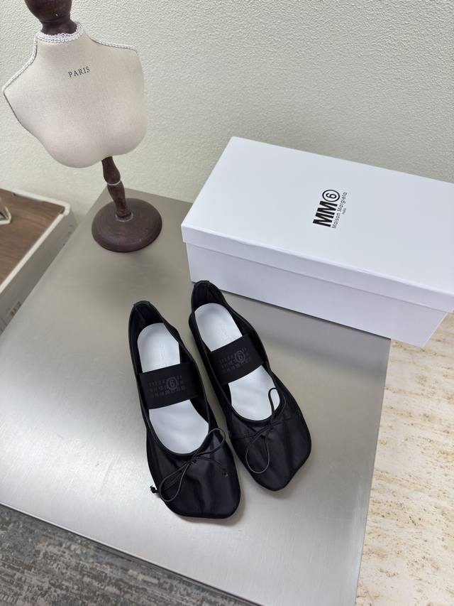 Apple-toe mesh flat Mary Janes, the latest small size black mesh Maisonmargiela
