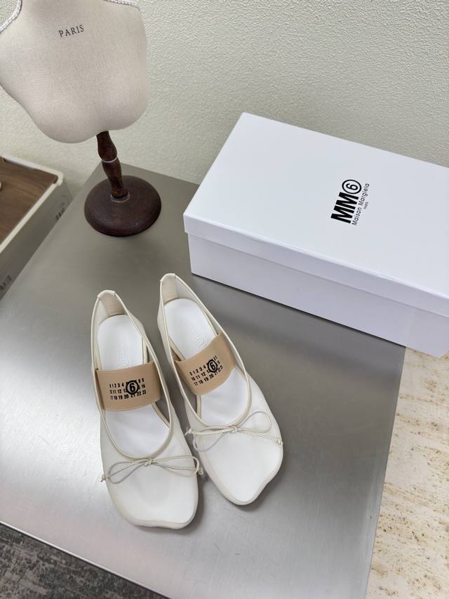 Apple-toe mesh flat Mary Janes, the latest small size six in white mesh, Maisonm
