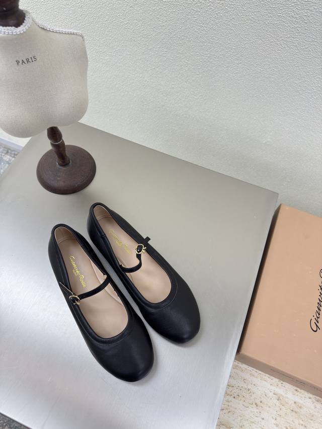Gianvitorossi bohemian flats in black and khaki lambskin. A versatile pair. Lamb