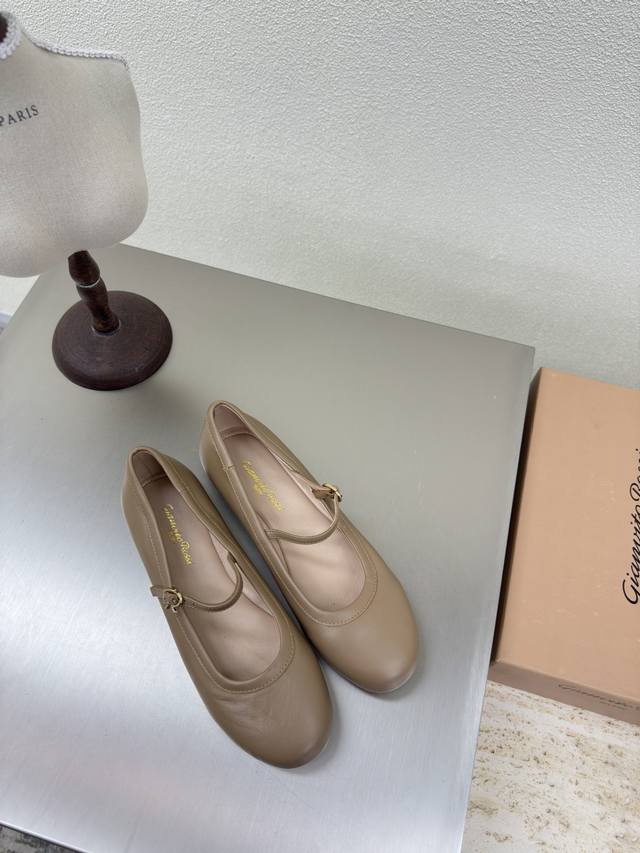 Bohemian-inspired Gianvitorossi flats in apricot and dark khaki lambskin. A vers