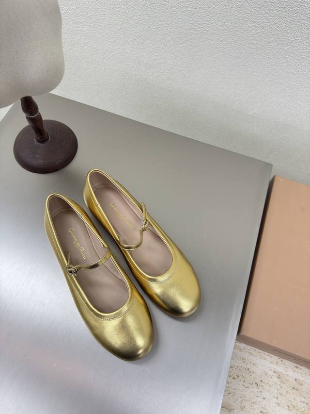 Bohemian-inspired Gianvitorossi flats in gold and silver lambskin. A versatile p