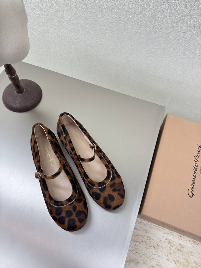 Bohemian-inspired Gianvitorossi flats in leopard-print horsehide leather. Super