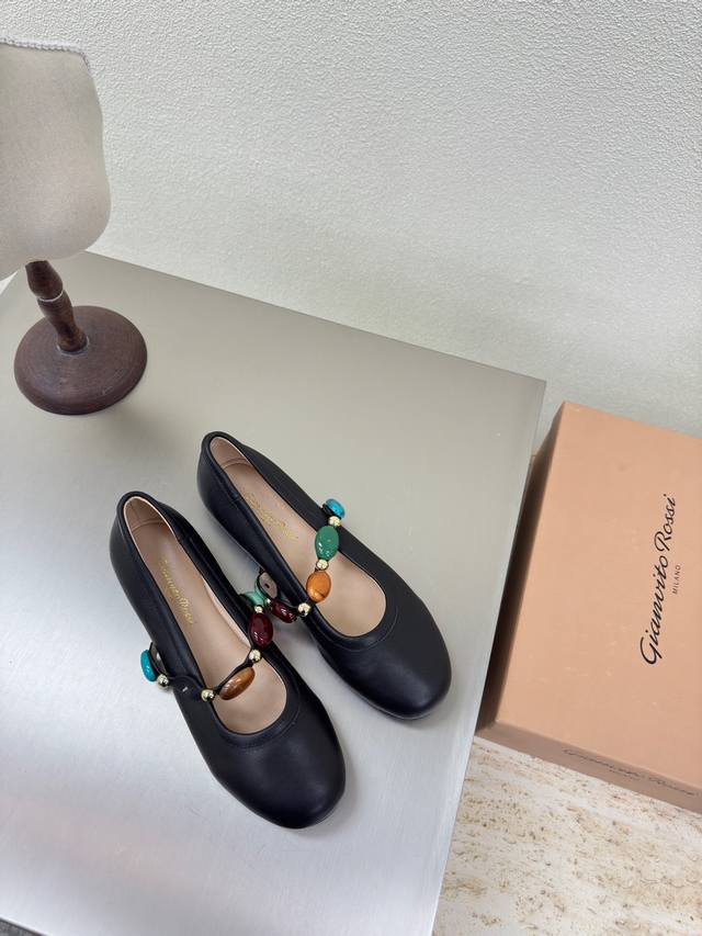 Gianvitorossi bohemian flats in black and silver. A versatile pair. Made of lamb
